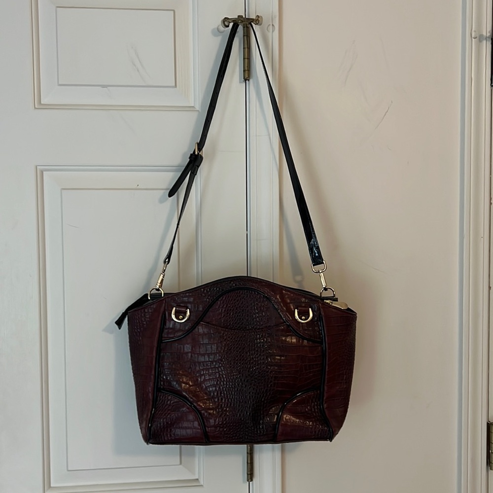 Stauer Avalon crocodile embossed bag Color mahogany, black patent leather trim